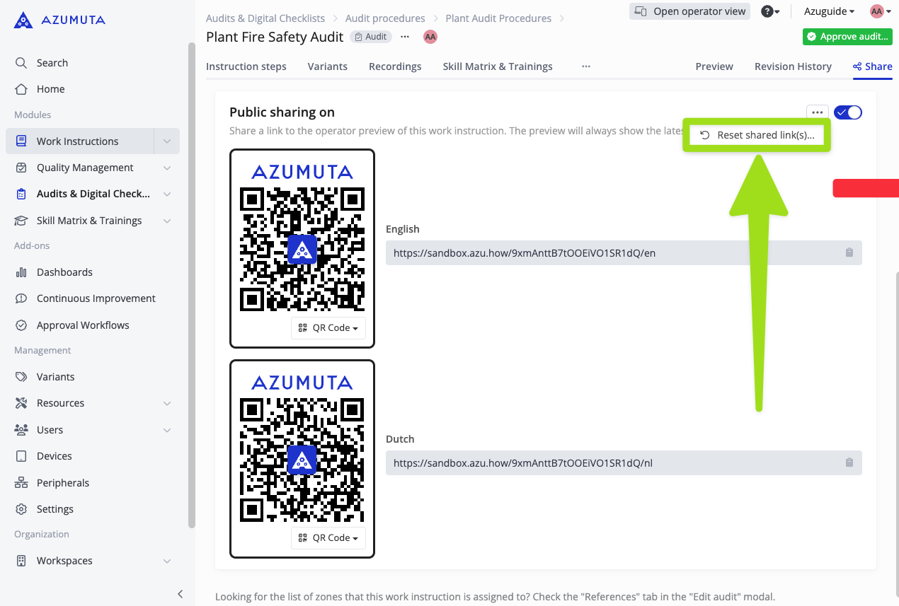 Interfaz de Azumuta que muestra códigos QR y enlaces de uso público para una Auditoría de seguridad contra incendios de la planta, con la opción 'Restablecer enlace(s) compartido(s)' resaltada para revocar y regenerar las URL de acceso.