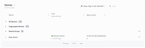Screenshot des „Geräte“-Tabs in der Azumuta-Adminoberfläche, zeigt insgesamt 15 Geräte, davon 0 aktiv. Geräte sind unter „All devices“, „Ungrouped devices“ und einer benutzerdefinierten Gruppe gruppiert. Ein Gerät namens „New device“ ist dem Benutzer Richard Harris zugewiesen, letzte Aktivität vor einem Monat und eine angezeigte App-Version.