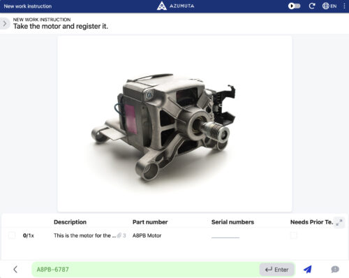 Digitale Arbeitsanweisungsoberfläche, zeigt einen Motor mit Teilenummer A8PB und eine Aufforderung zur Registrierung, einschließlich Bild, Bauteilbeschreibung und Eingabefeld für die Seriennummer.