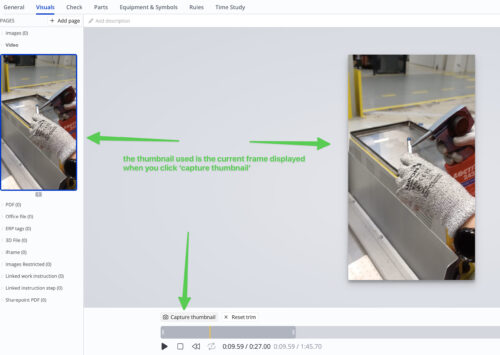 Screenshot van een video-bewerkingsinterface in een digitale werkinstructietool. Een frame uit een video met een met handschoen bedekte hand die een spraybus gebruikt, is weergegeven. Groene pijlen en tekst leggen uit dat de miniatuur in de zijbalk is gebaseerd op het huidige geselecteerde videoframe wanneer op de knop 
