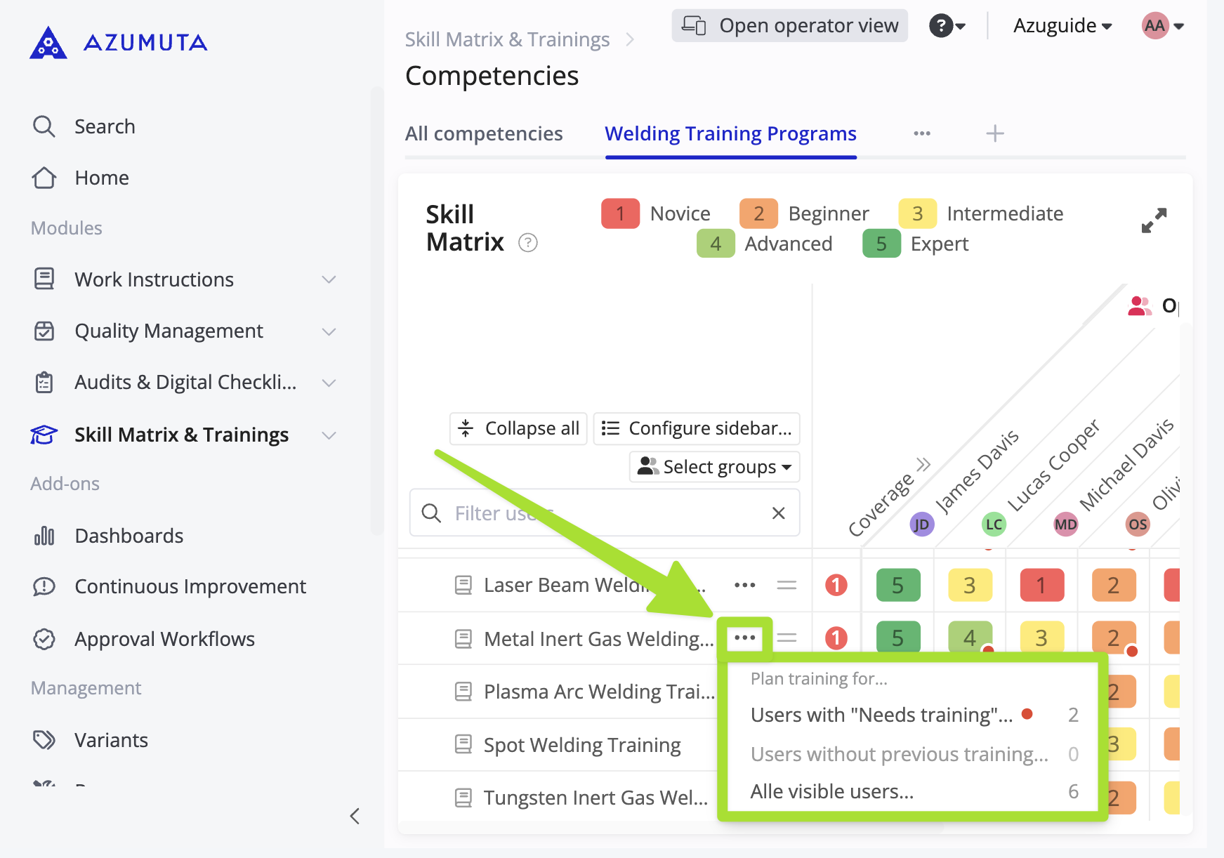 Azumuta-Kompetenzmatrix-Oberfläche, die die neue Trainingsplanungsfunktion zeigt. Das Bild hebt ein Dropdown-Menü hervor, mit dem Benutzer Trainings direkt aus der Kompetenzmatrix planen können — für Mitarbeitende, die eine Schulung benötigen, für Mitarbeitende ohne Vorerfahrung oder für alle sichtbaren Nutzer.