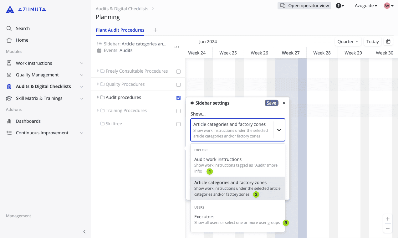 Das Bild zeigt eine Planungsoberfläche für Audit‑Verfahren auf einer Plattform namens Azumuta. Ein Fenster für die Sidebar‑Einstellungen ist geöffnet und zeigt Optionen zum Anzeigen von Arbeitsanweisungen, Audit‑Verfahren und Artikelkategorien. Die Zeitachse zeigt eine Planung für Juni 2024 an.