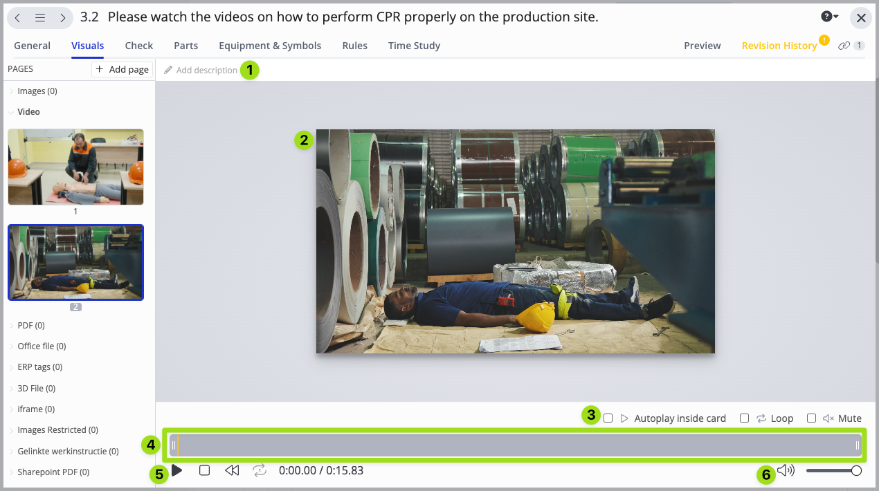 Screenshot van een video-bewerkingsinterface met reanimatietrainingvideo's voor een productielocatie. De interface bevat opties om een beschrijving toe te voegen, autoplay-instellingen, volumeregeling en een voortgangsbalk voor video's. De geselecteerde video toont een werknemer liggend op de grond naast metalen coils, ter simulatie van een noodsituatie.
