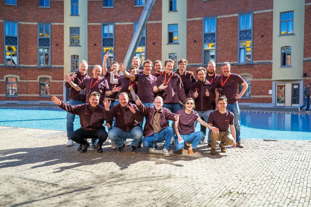 El equipo de Azumuta posa junto al aire libre en un evento corporativo Re-Connect