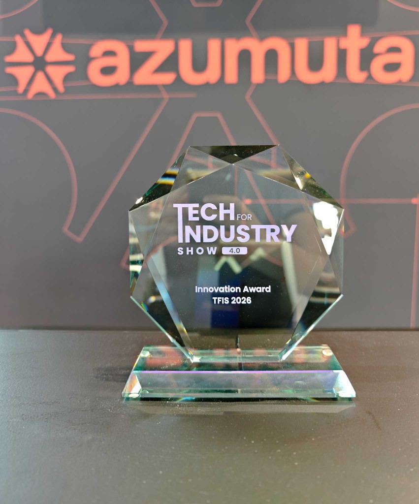De TFIS Innovation Award 2026-trofee op de Azumuta-stand, gegraveerd voor de Tech For Industry Show 4.0 Innovation Award.